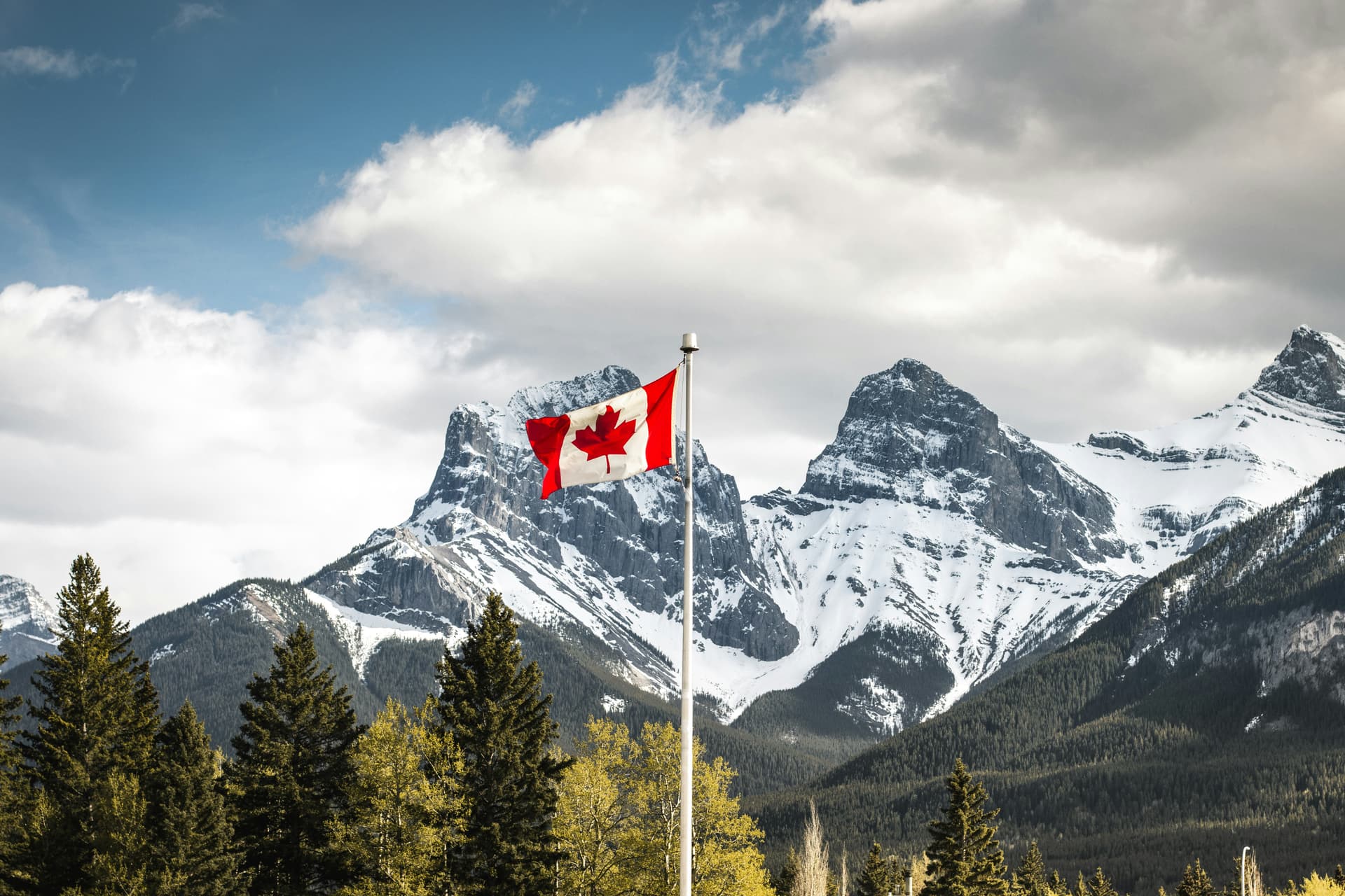 Background for Visitors to Canada Insurance Reviews